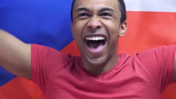 Tschechischer Fan feiert das Halten der tschechischen Fahne in Zeitlupe — Stockvideo