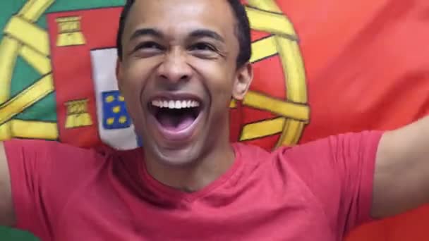 Ağır çekimde Portekiz bayrağı tutarak Portekizce Fan kutluyor — Stok video