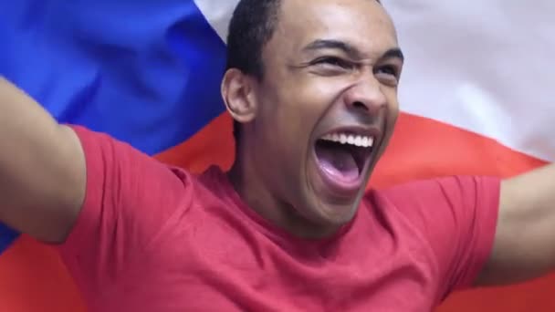 Çek Çek Cumhuriyeti bayrağı ağır çekimde tutarken kutluyor Fan — Stok video