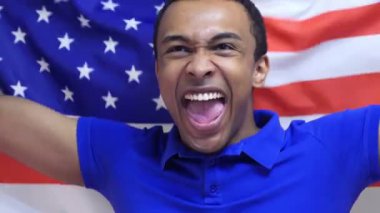 Amerikan Fan yavaş çekimde ABD bayrağı tutarak kutluyor