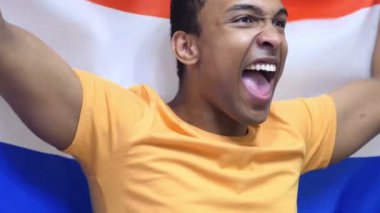Hollanda Fan yavaş çekimde Hollanda bayrağı tutarak kutluyor
