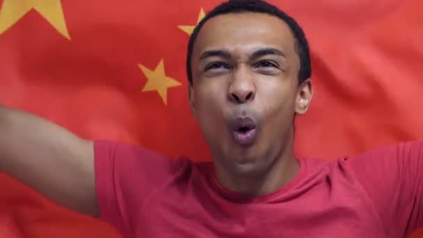 Китайские фанаты торжествуют, держа флаг Китая в медленном движении — стоковое видео