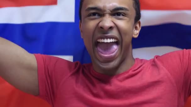 Noorse Fan viert houden van de vlag van Noorwegen in Slow Motion — Stockvideo