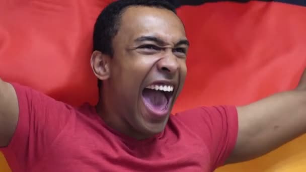 Abanico Alemán Celebrando mientras sostiene la bandera de Alemania en cámara lenta — Vídeos de Stock
