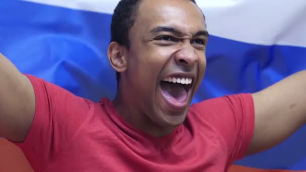 Abanico Ruso Celebrando mientras sostiene la Bandera de Rusia en cámara lenta — Vídeos de Stock