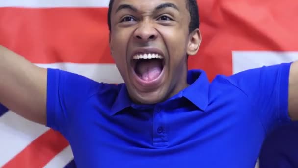 Britský fanoušek slaví držící britské vlajky v pomalém pohybu — Stock video