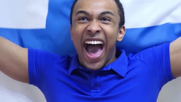 O fã finlandês celebra a realização da bandeira da Finlândia em câmera lenta — Vídeo de Stock