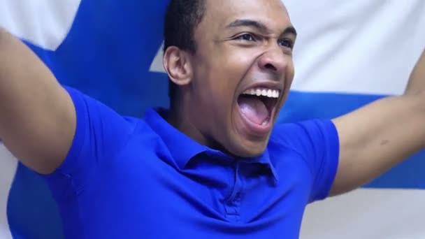 Finnischer Fan feiert, während er die finnische Flagge in Zeitlupe hält — Stockvideo
