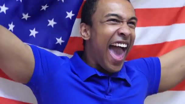 Amerikaanse viering van de ventilator terwijl de vlag van Amerika in Slow Motion — Stockvideo