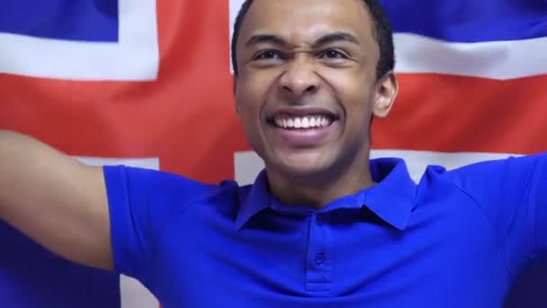 IJslandse Fan viert houden van de vlag van IJsland in Slow Motion — Stockvideo