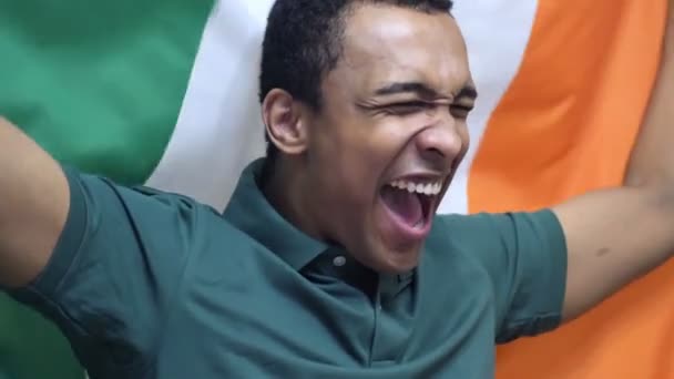 Abanico Irlandés Celebrando mientras sostiene la Bandera de Irlanda en cámara lenta — Vídeo de stock