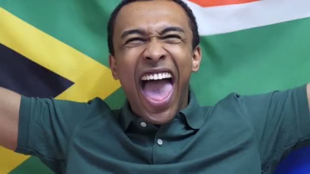South African Fan obchodzi, trzymając Flaga Republiki Południowej Afryki w zwolnionym tempie — Wideo stockowe