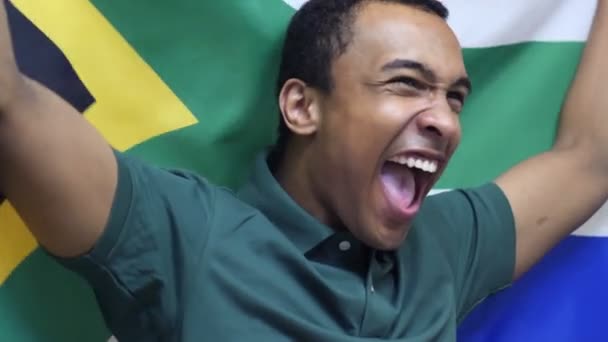 Fan sudafricano che celebra mentre tiene la bandiera del Sudafrica in Slow Motion — Video Stock