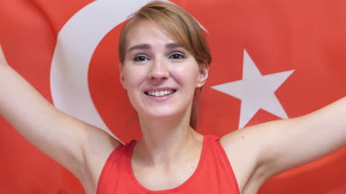 Türk genç kadın ağır çekimde Türkiye bayrağı tutarak kutluyor