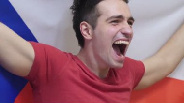 Çek genç adam ağır çekimde Çek Cumhuriyeti bayrağı tutarak kutluyor