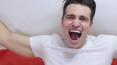 Polonyalı genç adam ağır çekimde Polonya bayrak tutan kutluyor