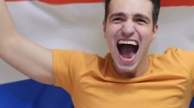 Hollanda genç adam ağır çekimde Hollanda bayrağı tutarak kutluyor