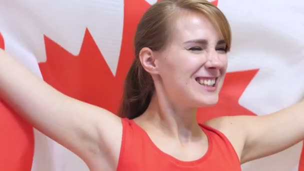 Καναδική γυναίκα ηλικίας γιορτάζει κρατώντας την σημαία του Καναδά σε αργή κίνηση — Αρχείο Βίντεο