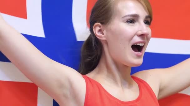 Noorse jonge vrouw viert houden van de vlag van Noorwegen in Slow Motion — Stockvideo