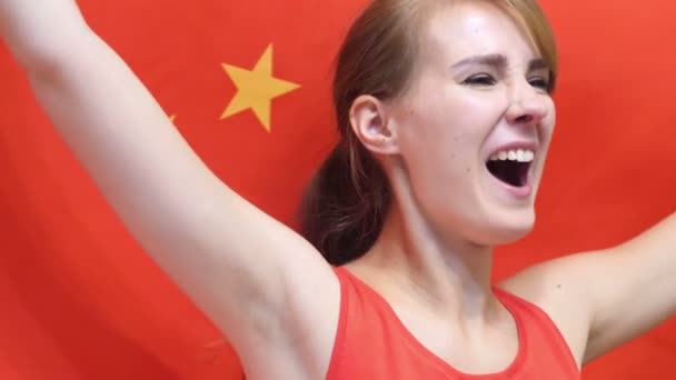 Mujer joven china celebra la celebración de la bandera de China en cámara lenta — Vídeos de Stock
