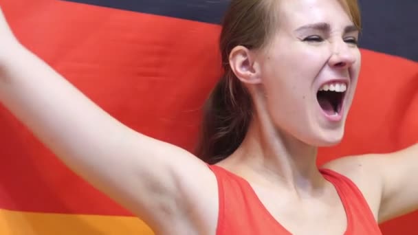 Une jeune femme allemande célèbre la tenue du drapeau de l'Allemagne au ralenti — Video