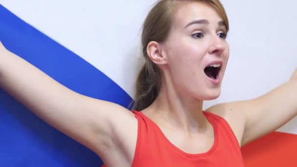 Czech Young Woman celebra segurando a bandeira da República Checa em Slow Motion — Vídeo de Stock