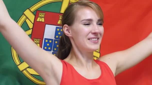 Portugisiska ung kvinna firar holding portugisisk flagg i Slow Motion — Stockvideo