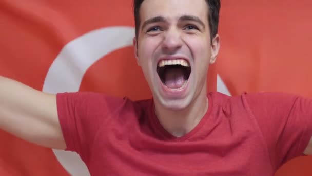 Τουρκική νεαρός γιορτάζει κρατώντας την σημαία της Τουρκίας σε αργή κίνηση — Αρχείο Βίντεο