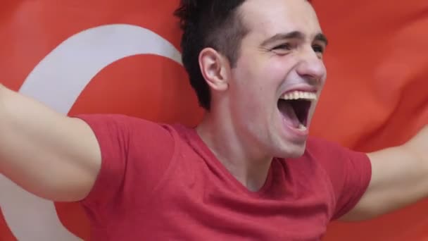 Jeune homme turc célébrant tout en tenant le drapeau de la Turquie dans Slow Motion — Video
