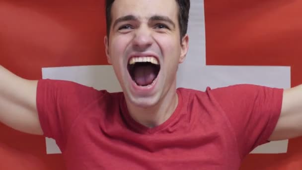 Zwitserse Young Man viert de vlag van Zwitserland bedrijf in Slow Motion — Stockvideo