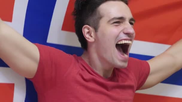 Noorse Young Man vieren terwijl de vlag van Noorwegen in Slow Motion — Stockvideo