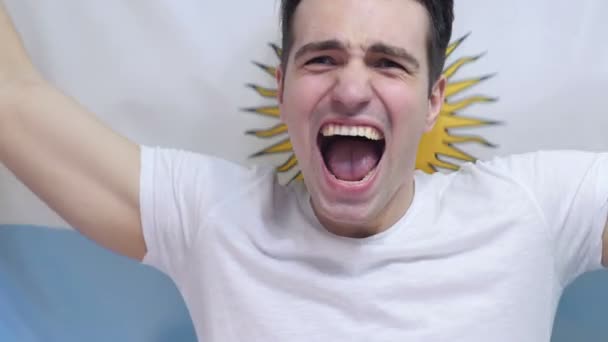 Аргентинский юноша празднует проведение флага Аргентины в медленном движении — стоковое видео