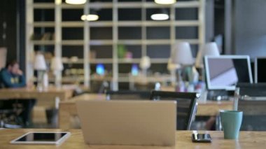 Genç Erkek Tasarımcı Modern Ofiste Geliyor ve Oturuyor