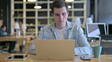 Çalışkan Genç Tasarımcı Modern Ofiste Kahve İçiyor