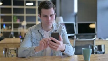 Ofisteki Akıllı Telefon 'da Üzücü Erkek Tasarımcı Kayıpla Karşı Karşıya