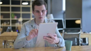 Ofisteki Tablette Kaybla Yüzleşen Üzgün Genç Tasarımcı