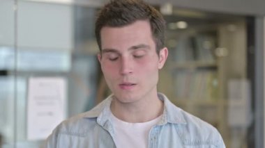 Soğuk Dişi Ağrısı Olan Genç Tasarımcının Portresi