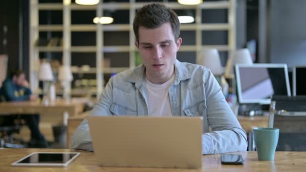 Hardworking joven diseñador tener dolor de cabeza en la oficina — Vídeo de stock