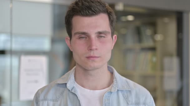 Portret van de jonge ontwerper zegt ja met hoofd schudden — Stockvideo