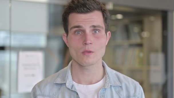 Portret van aantrekkelijke jonge mannelijke ontwerper krijgen geschokt — Stockvideo
