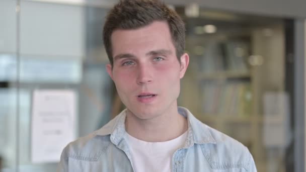 Portrét atraktivního mladého návrháře, který dává létající polibek — Stock video