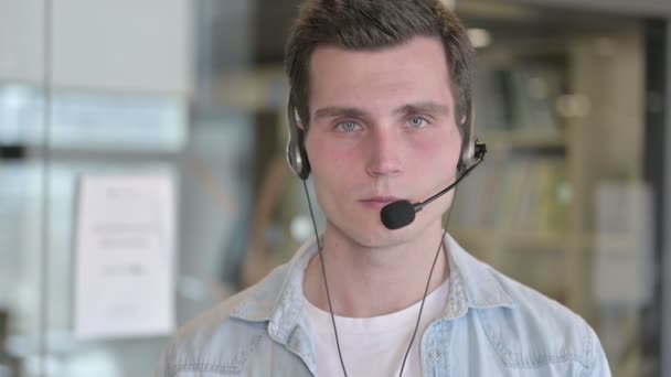 Retrato de Serious Jovem Designer Masculino Usando Headset — Vídeo de Stock