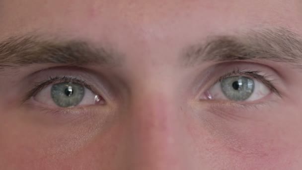 Закрыть слепящие глаза молодого человека — стоковое видео