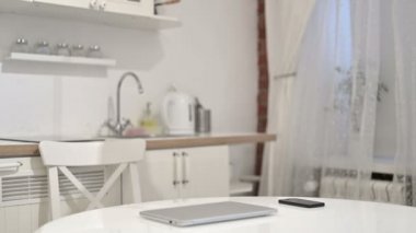 Genç Kadın Laptop Kullanmak için Geliyor ve Oturuyor