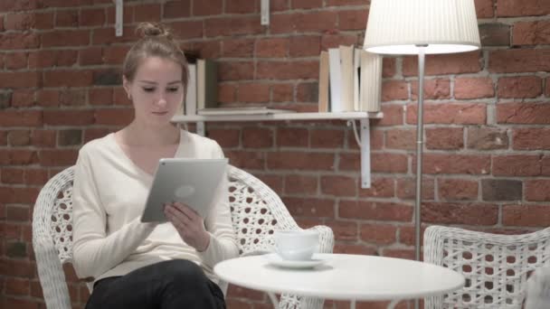Atractiva mujer joven tomando café y usando Tablet — Vídeo de stock