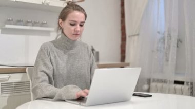 Genç Kadın Kalkıyor ve Odadan Çıkıyor