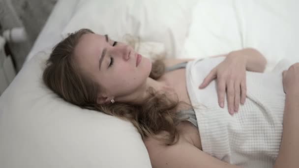 Приваблива молода жінка, яка переживає страхіття в ліжку — стокове відео