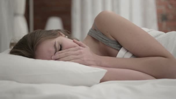 Jeune femme malheureuse pleurant au lit — Video