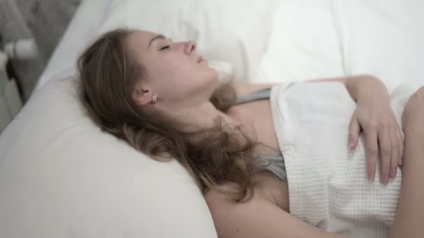 Jeune femme essayant de dormir au lit — Video