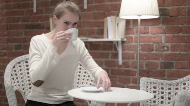 Jovem mulher atraente bebendo café e pensando — Vídeo de Stock